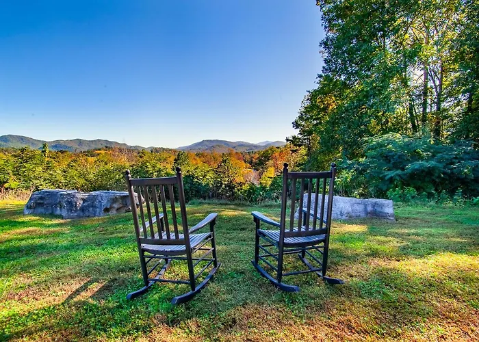 Elegant Cades Cove Condo With Community Pool