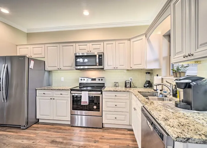 Chic Townsend Condo W/ Saltwater Pool!