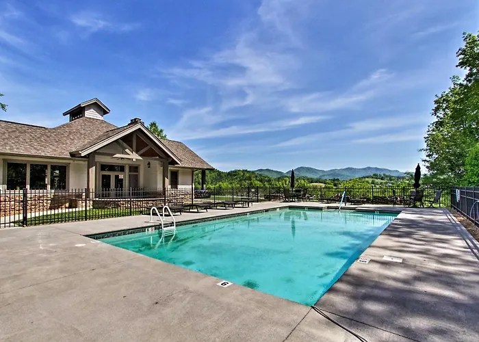 Chic Townsend Condo W/ Saltwater Pool!